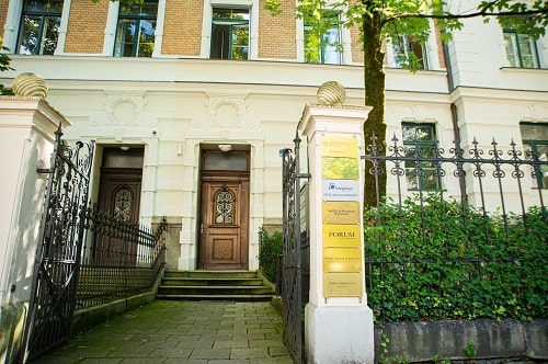 Forum Family Office entrance in Uhlandstrasse Munich for directions