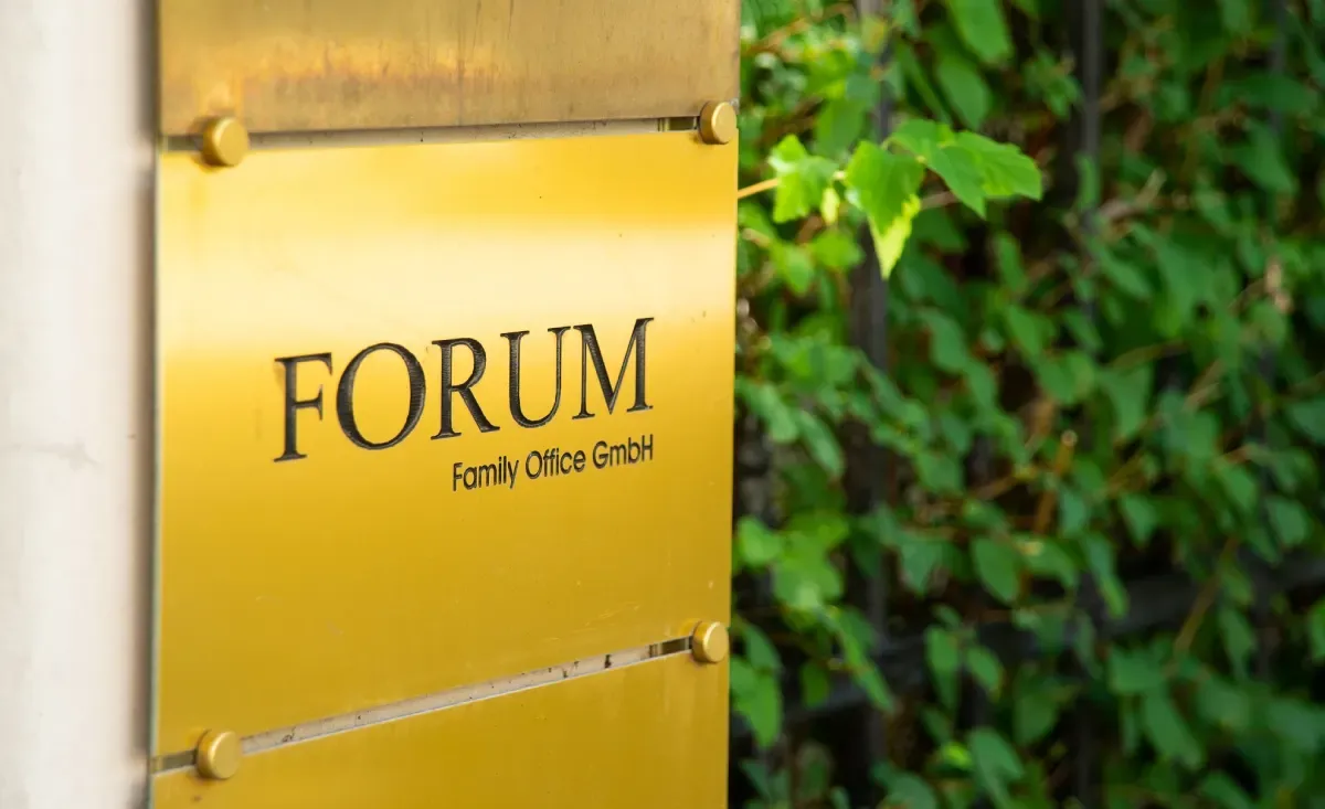 Naambordje op de deur van het Forum Family Office.