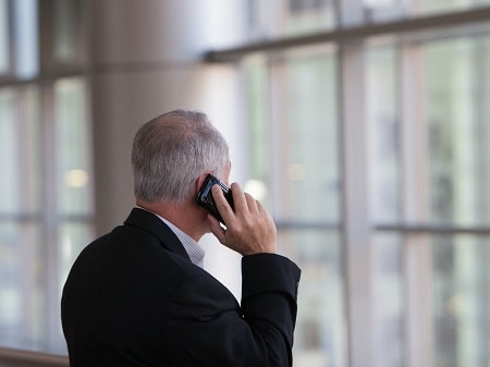 Senior Advisor von FORUM beim Telefonieren und Beraten von Unternehmen